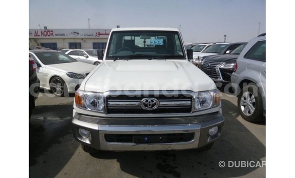 Acheter Import Voiture Toyota Land Cruiser Blanc à Import - Dubai, Ouganda Acheter Import Voiture Toyota Land Cruiser Blanc à Import - Dubai, Ouganda