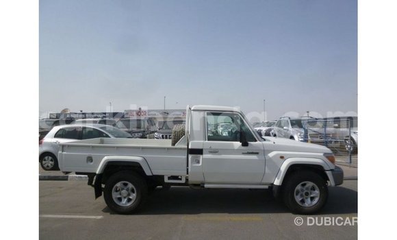 Acheter Import Voiture Toyota Land Cruiser Blanc à Import - Dubai, Ouganda Acheter Import Voiture Toyota Land Cruiser Blanc à Import - Dubai, Ouganda