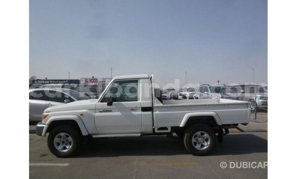 Acheter Import Voiture Toyota Land Cruiser Blanc à Import - Dubai, Ouganda Acheter Import Voiture Toyota Land Cruiser Blanc à Import - Dubai, Ouganda