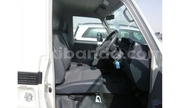 Acheter Import Voiture Toyota Land Cruiser Blanc à Import - Dubai, Ouganda Acheter Import Voiture Toyota Land Cruiser Blanc à Import - Dubai, Ouganda