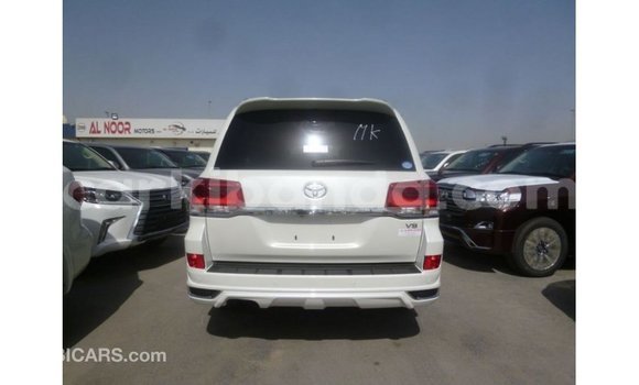 Gura Imported Toyota Land Cruiser White Imodoka i Import - Dubai mu Uganda Gura Imported Toyota Land Cruiser White Imodoka i Import - Dubai mu Uganda