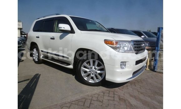 Gura Imported Toyota Land Cruiser White Imodoka i Import - Dubai mu Uganda Gura Imported Toyota Land Cruiser White Imodoka i Import - Dubai mu Uganda