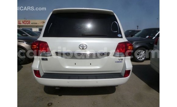 Gura Imported Toyota Land Cruiser White Imodoka i Import - Dubai mu Uganda Gura Imported Toyota Land Cruiser White Imodoka i Import - Dubai mu Uganda