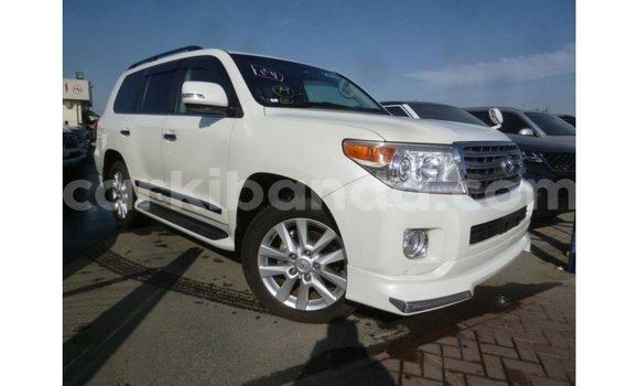 Gura Imported Toyota Land Cruiser White Imodoka i Import - Dubai mu Uganda Gura Imported Toyota Land Cruiser White Imodoka i Import - Dubai mu Uganda