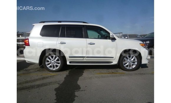 Gura Imported Toyota Land Cruiser White Imodoka i Import - Dubai mu Uganda Gura Imported Toyota Land Cruiser White Imodoka i Import - Dubai mu Uganda