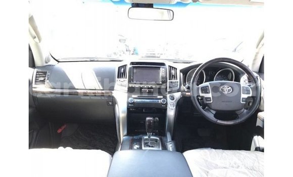 Nunua Imported Toyota Land Cruiser Nyeupe Gari ndani ya Import - Dubai nchini Uganda Nunua Imported Toyota Land Cruiser Nyeupe Gari ndani ya Import - Dubai nchini Uganda