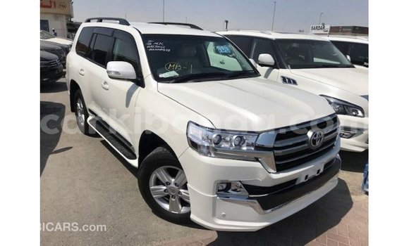Nunua Imported Toyota Land Cruiser Nyeupe Gari ndani ya Import - Dubai nchini Uganda Nunua Imported Toyota Land Cruiser Nyeupe Gari ndani ya Import - Dubai nchini Uganda