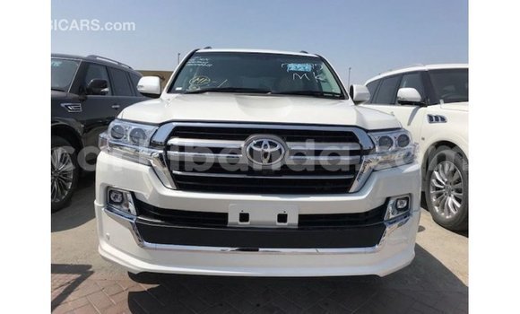 Nunua Imported Toyota Land Cruiser Nyeupe Gari ndani ya Import - Dubai nchini Uganda Nunua Imported Toyota Land Cruiser Nyeupe Gari ndani ya Import - Dubai nchini Uganda