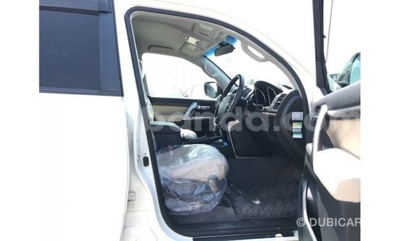 Nunua Imported Toyota Land Cruiser Nyeupe Gari ndani ya Import - Dubai nchini Uganda Nunua Imported Toyota Land Cruiser Nyeupe Gari ndani ya Import - Dubai nchini Uganda
