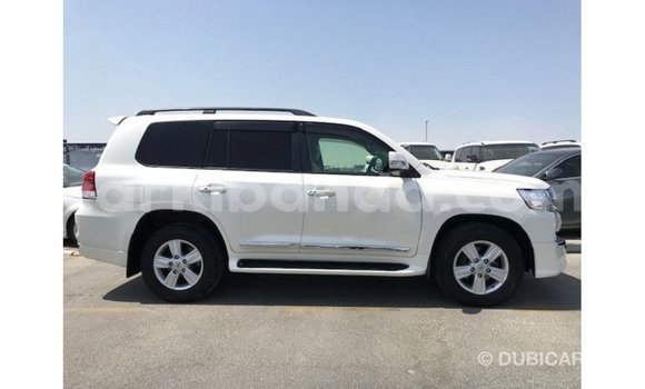 Nunua Imported Toyota Land Cruiser Nyeupe Gari ndani ya Import - Dubai nchini Uganda Nunua Imported Toyota Land Cruiser Nyeupe Gari ndani ya Import - Dubai nchini Uganda