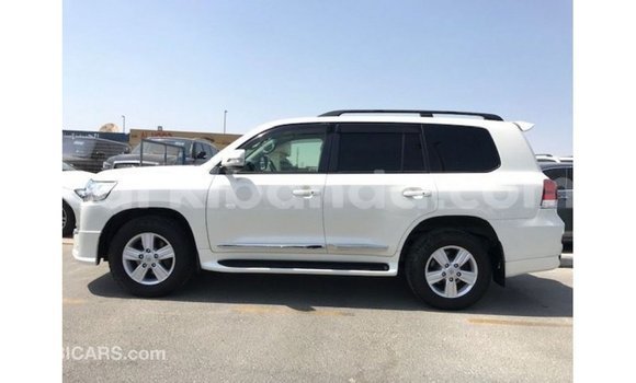 Nunua Imported Toyota Land Cruiser Nyeupe Gari ndani ya Import - Dubai nchini Uganda Nunua Imported Toyota Land Cruiser Nyeupe Gari ndani ya Import - Dubai nchini Uganda
