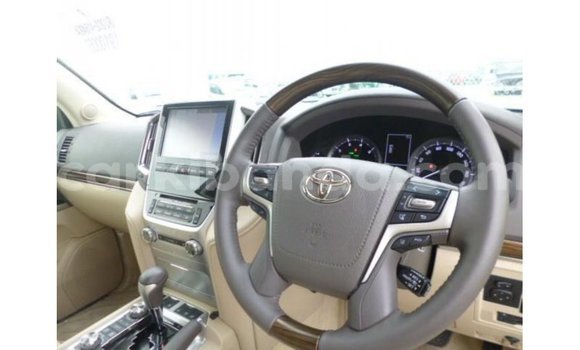Nunua Imported Toyota Land Cruiser Nyeupe Gari ndani ya Import - Dubai nchini Uganda Nunua Imported Toyota Land Cruiser Nyeupe Gari ndani ya Import - Dubai nchini Uganda