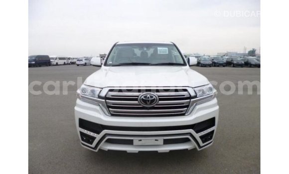 Nunua Imported Toyota Land Cruiser Nyeupe Gari ndani ya Import - Dubai nchini Uganda Nunua Imported Toyota Land Cruiser Nyeupe Gari ndani ya Import - Dubai nchini Uganda