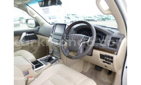 Nunua Imported Toyota Land Cruiser Nyeupe Gari ndani ya Import - Dubai nchini Uganda Nunua Imported Toyota Land Cruiser Nyeupe Gari ndani ya Import - Dubai nchini Uganda