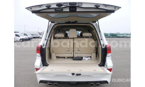 Nunua Imported Toyota Land Cruiser Nyeupe Gari ndani ya Import - Dubai nchini Uganda Nunua Imported Toyota Land Cruiser Nyeupe Gari ndani ya Import - Dubai nchini Uganda