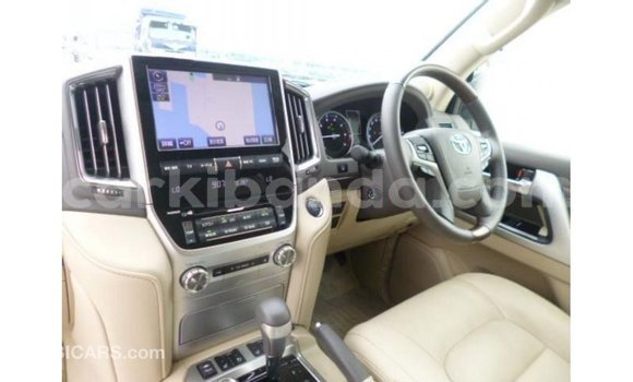 Nunua Imported Toyota Land Cruiser Nyeupe Gari ndani ya Import - Dubai nchini Uganda Nunua Imported Toyota Land Cruiser Nyeupe Gari ndani ya Import - Dubai nchini Uganda