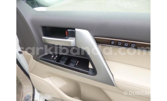 Nunua Imported Toyota Land Cruiser Nyeupe Gari ndani ya Import - Dubai nchini Uganda Nunua Imported Toyota Land Cruiser Nyeupe Gari ndani ya Import - Dubai nchini Uganda