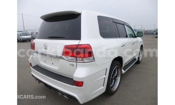 Nunua Imported Toyota Land Cruiser Nyeupe Gari ndani ya Import - Dubai nchini Uganda Nunua Imported Toyota Land Cruiser Nyeupe Gari ndani ya Import - Dubai nchini Uganda