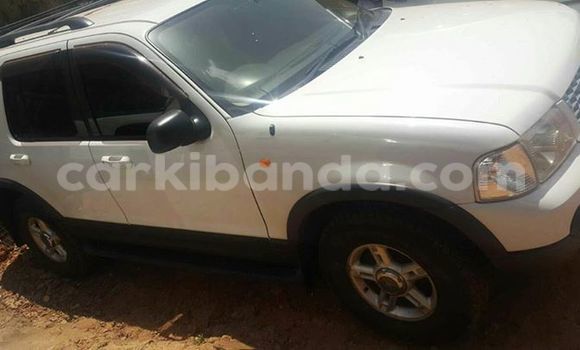 Gura Yakoze Ford Explorer White Imodoka i Kampala mu Uganda Gura Yakoze Ford Explorer White Imodoka i Kampala mu Uganda