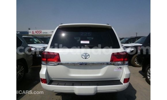 Gura Imported Toyota Land Cruiser White Imodoka i Import - Dubai mu Uganda Gura Imported Toyota Land Cruiser White Imodoka i Import - Dubai mu Uganda