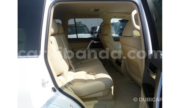 Gura Imported Toyota Land Cruiser White Imodoka i Import - Dubai mu Uganda Gura Imported Toyota Land Cruiser White Imodoka i Import - Dubai mu Uganda