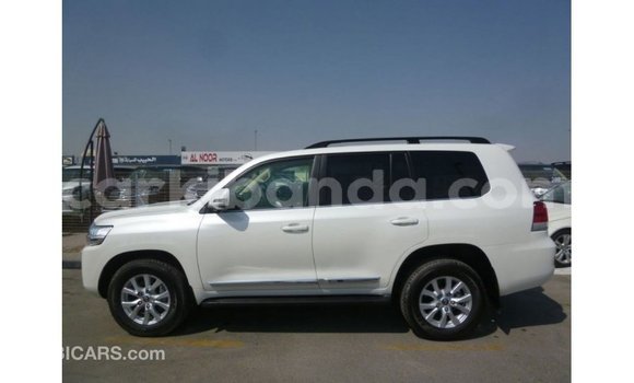 Gura Imported Toyota Land Cruiser White Imodoka i Import - Dubai mu Uganda Gura Imported Toyota Land Cruiser White Imodoka i Import - Dubai mu Uganda