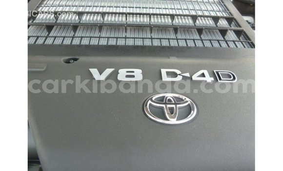 Gura Imported Toyota Land Cruiser White Imodoka i Import - Dubai mu Uganda Gura Imported Toyota Land Cruiser White Imodoka i Import - Dubai mu Uganda
