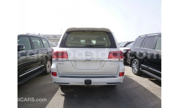 Gura Imported Toyota Land Cruiser White Imodoka i Import - Dubai mu Uganda Gura Imported Toyota Land Cruiser White Imodoka i Import - Dubai mu Uganda