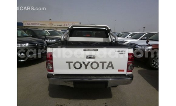 Nunua Imported Toyota Hilux Nyeupe Gari ndani ya Import - Dubai nchini Uganda Nunua Imported Toyota Hilux Nyeupe Gari ndani ya Import - Dubai nchini Uganda