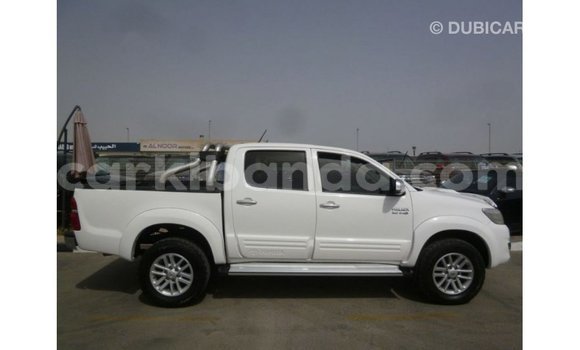 Nunua Imported Toyota Hilux Nyeupe Gari ndani ya Import - Dubai nchini Uganda Nunua Imported Toyota Hilux Nyeupe Gari ndani ya Import - Dubai nchini Uganda