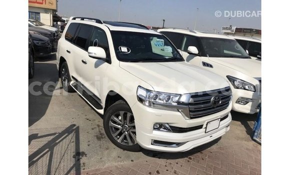 Acheter Import Voiture Toyota Land Cruiser Blanc à Import - Dubai, Ouganda Acheter Import Voiture Toyota Land Cruiser Blanc à Import - Dubai, Ouganda