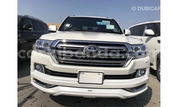 Acheter Import Voiture Toyota Land Cruiser Blanc à Import - Dubai, Ouganda Acheter Import Voiture Toyota Land Cruiser Blanc à Import - Dubai, Ouganda