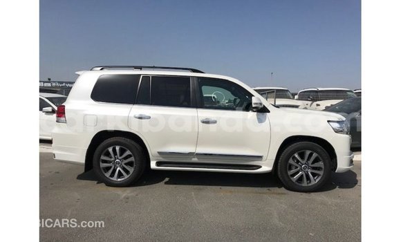 Acheter Import Voiture Toyota Land Cruiser Blanc à Import - Dubai, Ouganda Acheter Import Voiture Toyota Land Cruiser Blanc à Import - Dubai, Ouganda
