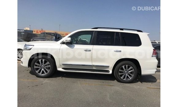 Acheter Import Voiture Toyota Land Cruiser Blanc à Import - Dubai, Ouganda Acheter Import Voiture Toyota Land Cruiser Blanc à Import - Dubai, Ouganda