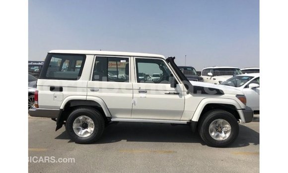 Gura Imported Toyota Land Cruiser White Imodoka i Import - Dubai mu Uganda Gura Imported Toyota Land Cruiser White Imodoka i Import - Dubai mu Uganda