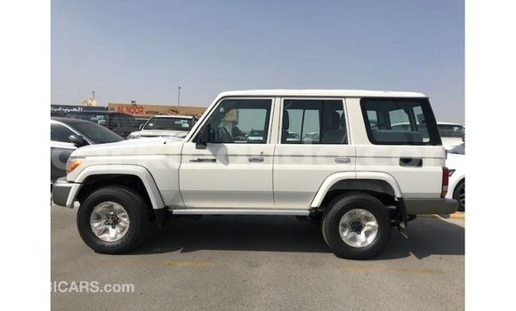 Gura Imported Toyota Land Cruiser White Imodoka i Import - Dubai mu Uganda Gura Imported Toyota Land Cruiser White Imodoka i Import - Dubai mu Uganda