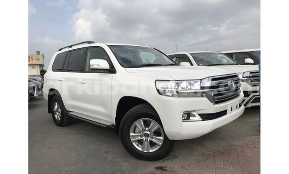 Acheter Import Voiture Toyota Land Cruiser Blanc à Import - Dubai, Ouganda Acheter Import Voiture Toyota Land Cruiser Blanc à Import - Dubai, Ouganda