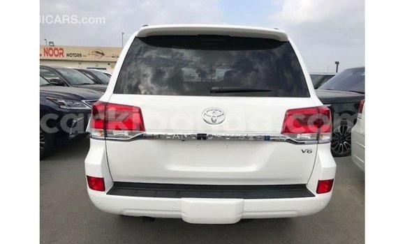 Acheter Import Voiture Toyota Land Cruiser Blanc à Import - Dubai, Ouganda Acheter Import Voiture Toyota Land Cruiser Blanc à Import - Dubai, Ouganda