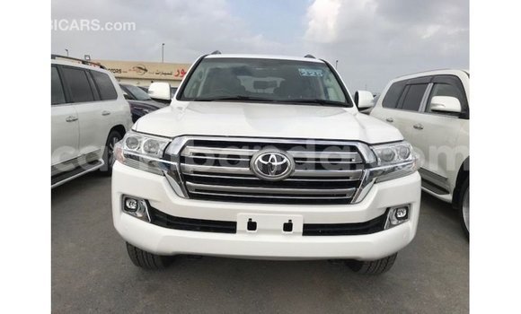 Acheter Import Voiture Toyota Land Cruiser Blanc à Import - Dubai, Ouganda Acheter Import Voiture Toyota Land Cruiser Blanc à Import - Dubai, Ouganda
