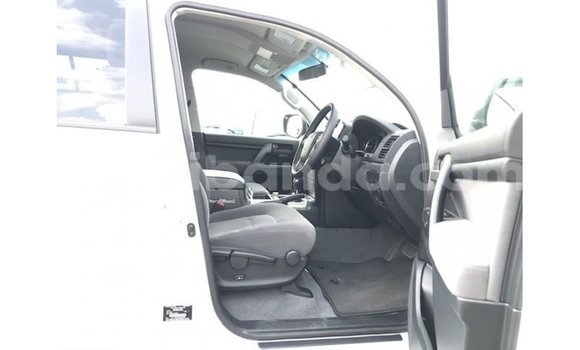 Acheter Import Voiture Toyota Land Cruiser Blanc à Import - Dubai, Ouganda Acheter Import Voiture Toyota Land Cruiser Blanc à Import - Dubai, Ouganda