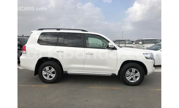 Acheter Import Voiture Toyota Land Cruiser Blanc à Import - Dubai, Ouganda Acheter Import Voiture Toyota Land Cruiser Blanc à Import - Dubai, Ouganda