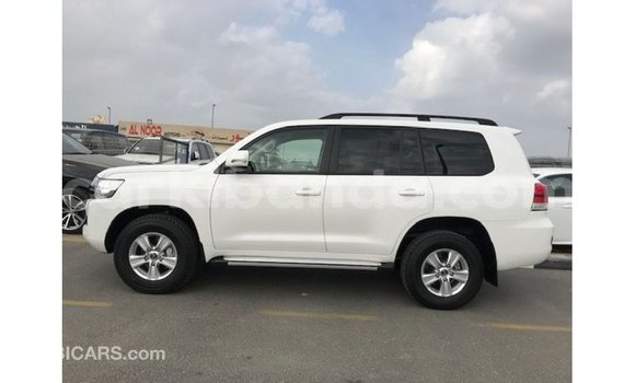 Acheter Import Voiture Toyota Land Cruiser Blanc à Import - Dubai, Ouganda Acheter Import Voiture Toyota Land Cruiser Blanc à Import - Dubai, Ouganda