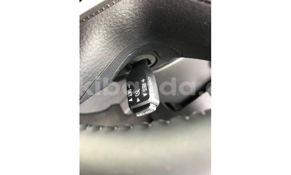 Acheter Import Voiture Toyota Land Cruiser Blanc à Import - Dubai, Ouganda Acheter Import Voiture Toyota Land Cruiser Blanc à Import - Dubai, Ouganda