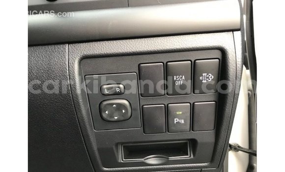 Acheter Import Voiture Toyota Land Cruiser Blanc à Import - Dubai, Ouganda Acheter Import Voiture Toyota Land Cruiser Blanc à Import - Dubai, Ouganda