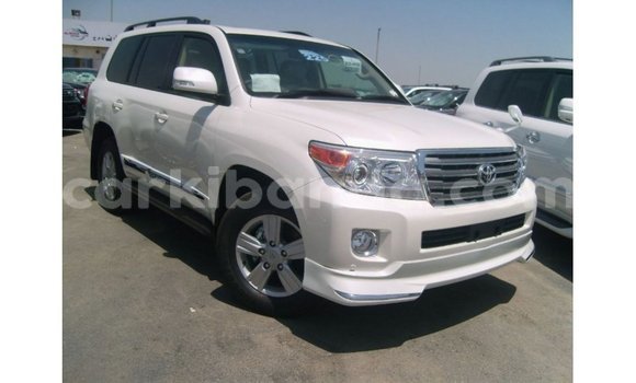 Nunua Imported Toyota Land Cruiser Nyeupe Gari ndani ya Import - Dubai nchini Uganda Nunua Imported Toyota Land Cruiser Nyeupe Gari ndani ya Import - Dubai nchini Uganda