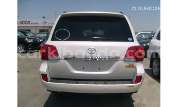 Nunua Imported Toyota Land Cruiser Nyeupe Gari ndani ya Import - Dubai nchini Uganda Nunua Imported Toyota Land Cruiser Nyeupe Gari ndani ya Import - Dubai nchini Uganda