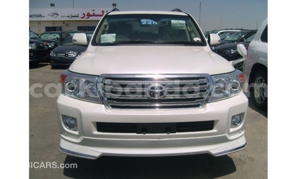 Nunua Imported Toyota Land Cruiser Nyeupe Gari ndani ya Import - Dubai nchini Uganda Nunua Imported Toyota Land Cruiser Nyeupe Gari ndani ya Import - Dubai nchini Uganda