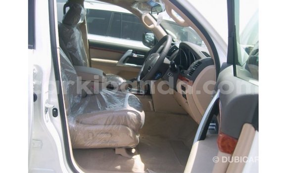 Nunua Imported Toyota Land Cruiser Nyeupe Gari ndani ya Import - Dubai nchini Uganda Nunua Imported Toyota Land Cruiser Nyeupe Gari ndani ya Import - Dubai nchini Uganda