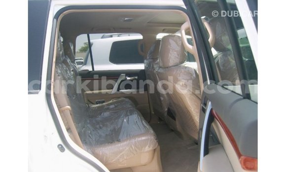 Nunua Imported Toyota Land Cruiser Nyeupe Gari ndani ya Import - Dubai nchini Uganda Nunua Imported Toyota Land Cruiser Nyeupe Gari ndani ya Import - Dubai nchini Uganda