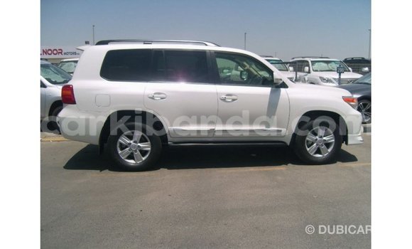 Nunua Imported Toyota Land Cruiser Nyeupe Gari ndani ya Import - Dubai nchini Uganda Nunua Imported Toyota Land Cruiser Nyeupe Gari ndani ya Import - Dubai nchini Uganda